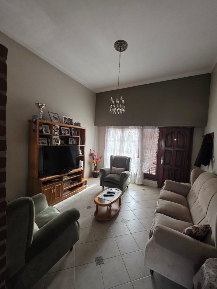 Casa en venta con gran quincho y jardin en Bahia Blanca