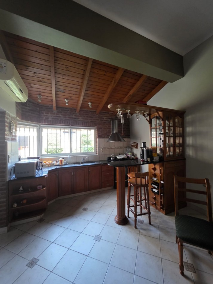 Casa en venta con gran quincho y jardin en Bahia Blanca