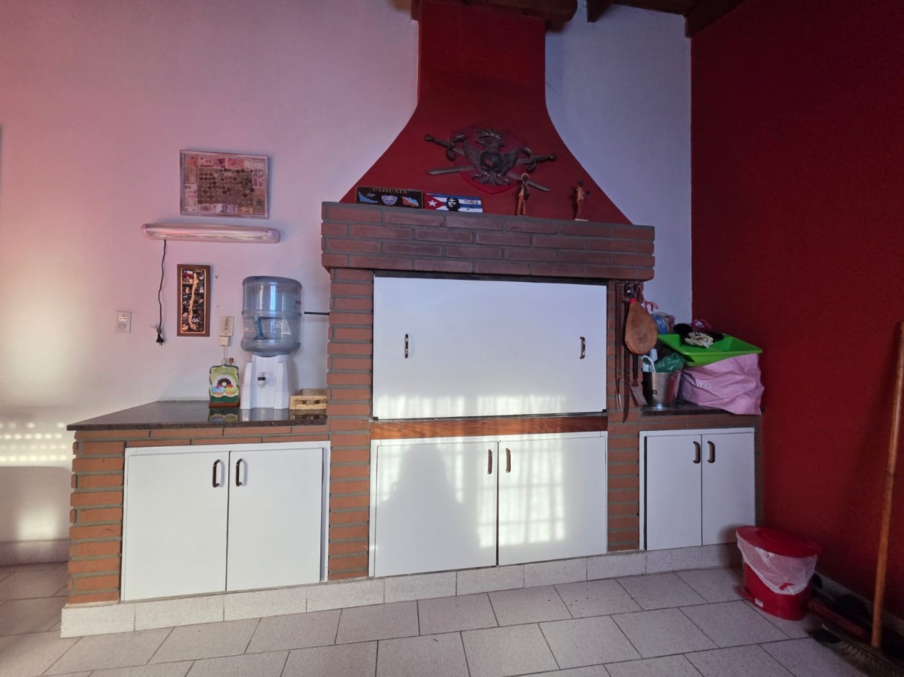 Casa en venta con gran quincho y jardin en Bahia Blanca