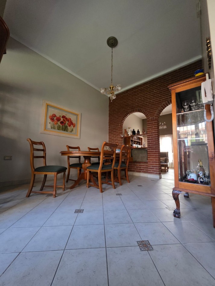 Casa en venta con gran quincho y jardin en Bahia Blanca