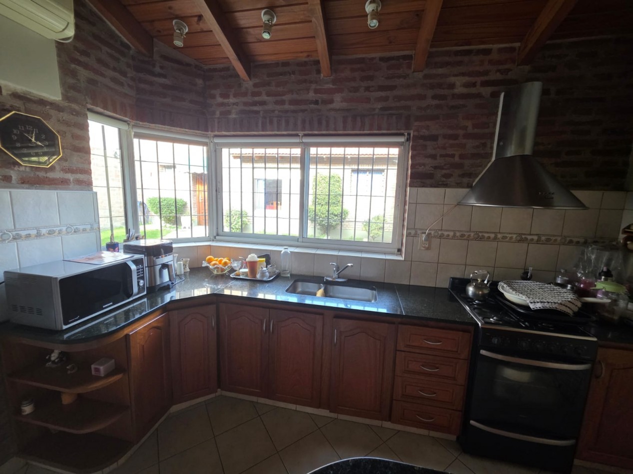 Casa en venta con gran quincho y jardin en Bahia Blanca