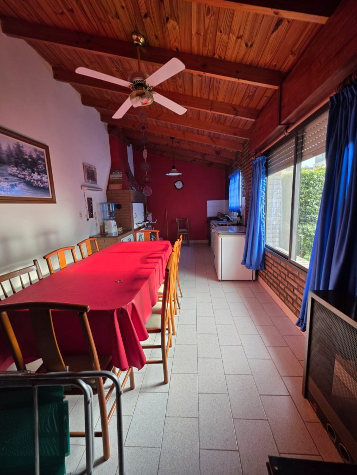 Casa en venta con gran quincho y jardin en Bahia Blanca
