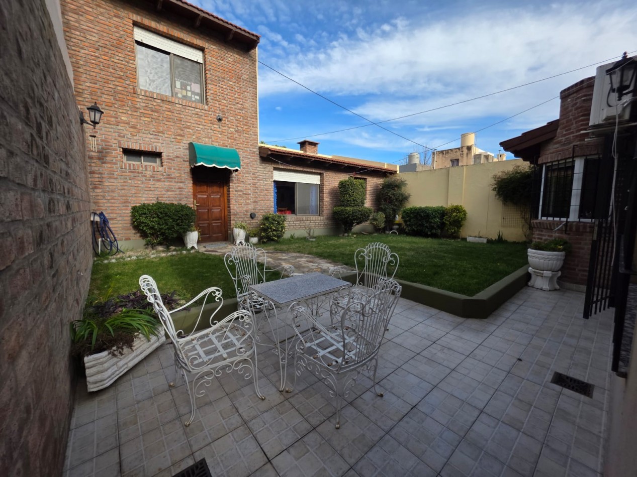Casa en venta con gran quincho y jardin en Bahia Blanca