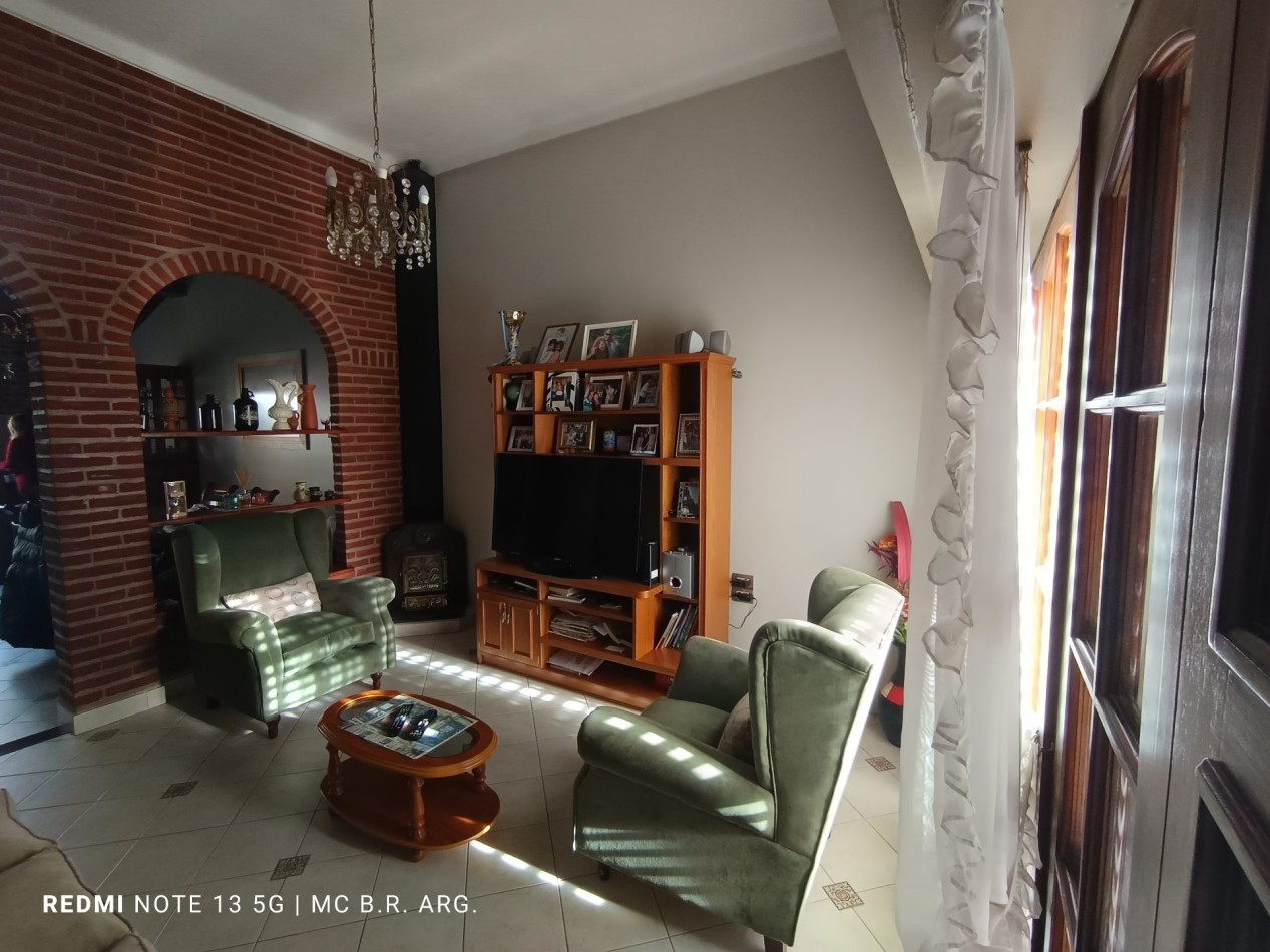 Casa en venta con gran quincho y jardin en Bahia Blanca