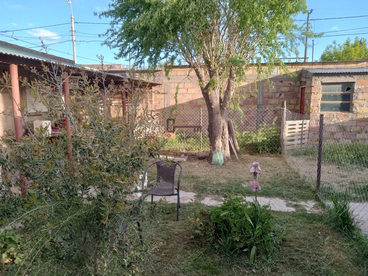 Casa con local comercial y departamento en Venta