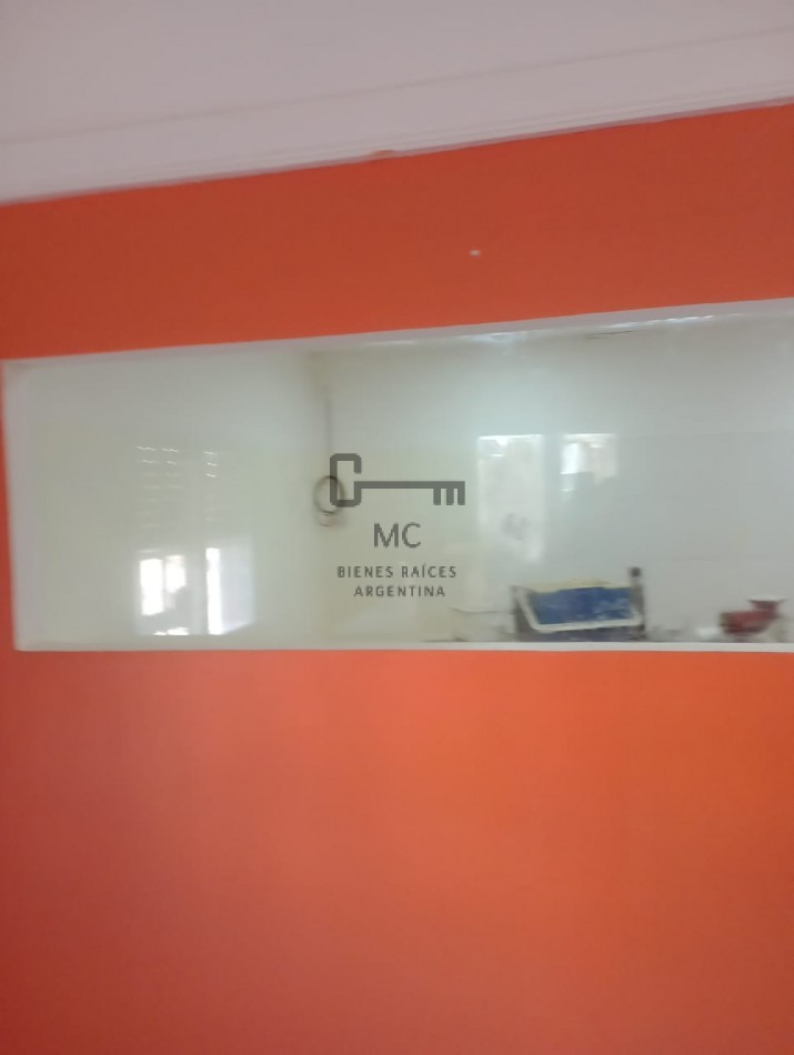 Casa con local comercial y departamento en Venta