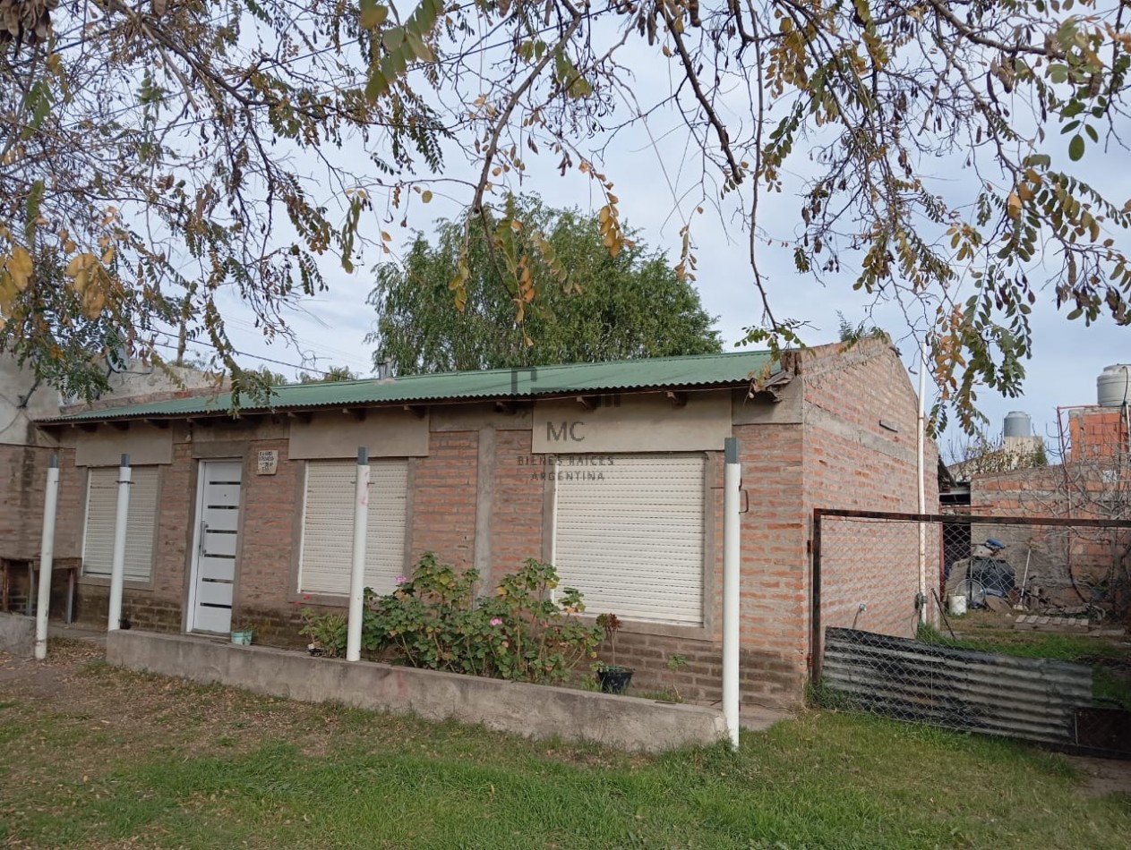 Casa con local comercial y departamento en Venta