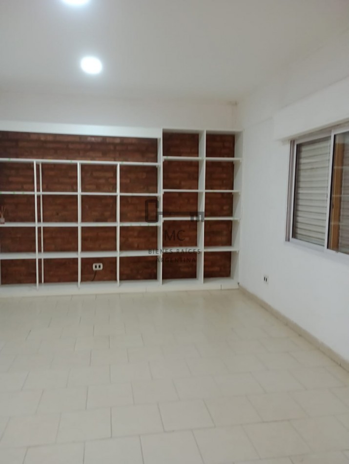 Casa con local comercial y departamento en Venta