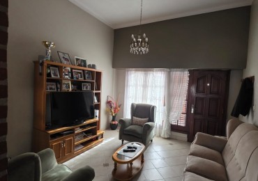 Casa en venta con gran quincho y jardin en Bahia Blanca